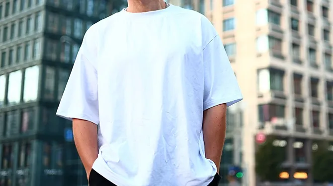 Joris (24) maakt gewaagde modekeuze: wit Uniqlo-shirt