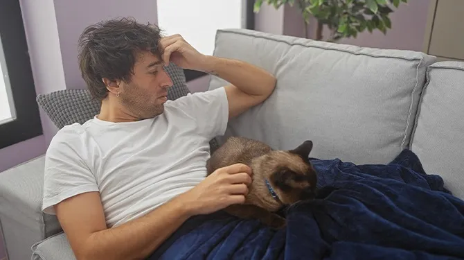 ​Denny (28) laat chirurgisch een kat aan zijn schoot bevestigen zodat hij nooit meer op hoeft te staan