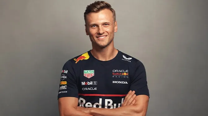Bram (24) verlengt periode dat hij Red Bull Racingshirt draagt tot en met 2030