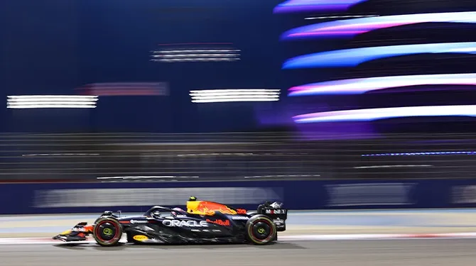 F1-coureurs balen van schreeuwende vaders langs de baan