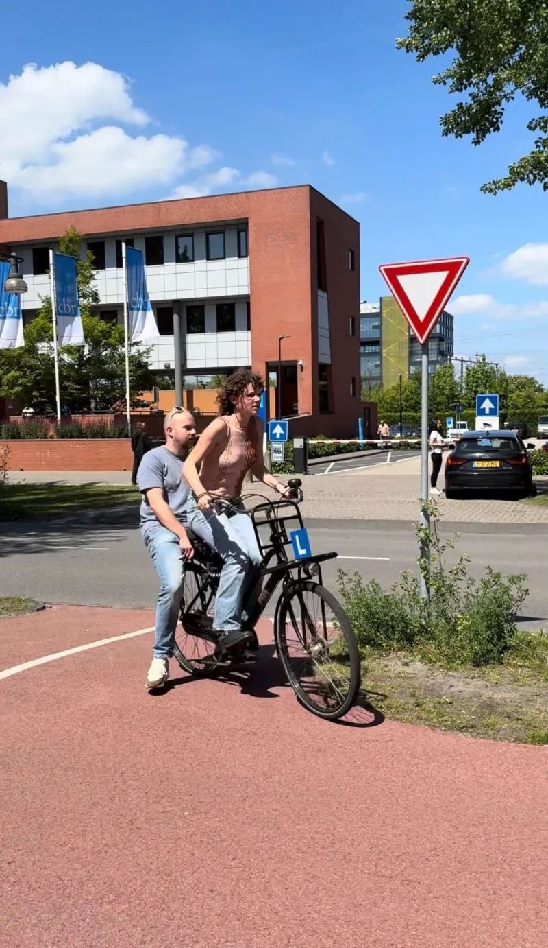 Rijlessen door hoge benzineprijzen tijdelijk op fiets