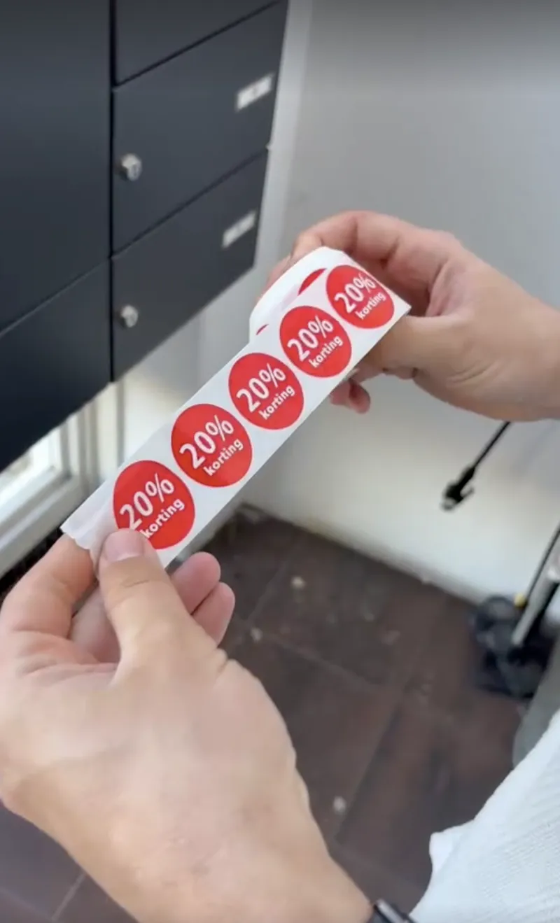 Iedere Nederlander krijgt een rol met kortingsstickers om z’n koopkracht te verbeteren