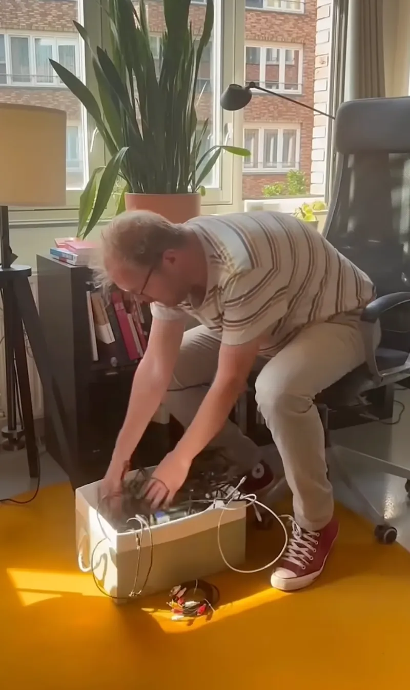 Man besluit doos met snoeren die hij sinds 2002 heeft nog een jaar te bewaren